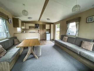 Wonderful 6 Berth Caravan With Decking & River Views At Heacham Beach Ref 21003A - 4