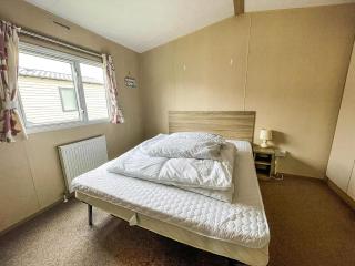 Wonderful 6 Berth Caravan With Decking River Views At Heacham Beach Ref 21003A - Heacham - 2