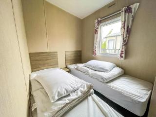 Wonderful 6 Berth Caravan With Decking River Views At Heacham Beach Ref 21003A - Heacham - 1