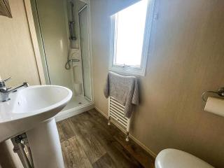 Superb Caravan With Free Wifi At Seawick Holiday Park Ref 27922Sw - Clacton-on-Sea - 5