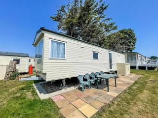 Lovely Caravan At Valley Farm Holiday Park, Sleeps 8 Ref 46127V - Great Clacton - 0