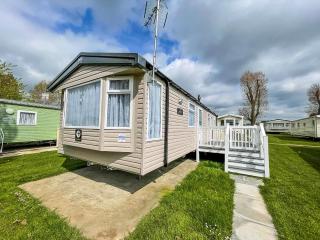 Beautiful Caravan With Decking And Free Wifi At Highfield Grange Ref 26740Wr - Clacton-on-Sea - 5