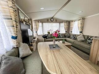 Beautiful Caravan With Decking And Free Wifi At Highfield Grange Ref 26740Wr - Clacton-on-Sea - 3