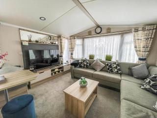 Beautiful Caravan With Decking And Free Wifi At Highfield Grange Ref 26740Wr - Clacton-on-Sea - 1