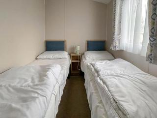 Modern 8 Berth Caravan With Decking At Naze Marine Park, Essex Ref 17145P - Walton-on-the-Naze - 4