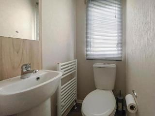 Modern 8 Berth Caravan With Decking At Naze Marine Park, Essex Ref 17145P - Walton-on-the-Naze - 3