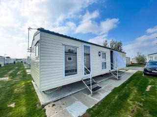 Lovely 8 Berth Caravan For Hire Near Clacton-On-Sea In Essex Ref 28029Dw - Clacton-on-Sea - 0