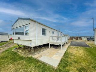 Brilliant 6 Berth Caravan With Decking At Heacham Beach Park Ref 21031A - Heacham - 2