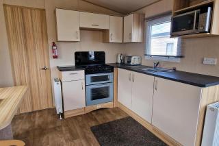 8 Berth Caravan For Hire At Manor Park Near To A Great Beach Ref 23041C - 4