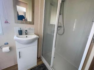 Lovely 6 Berth Caravan With Free Wi-Fi At Broadland Sands Ref 20017Bs - Hopton on Sea - 3