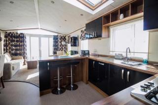 Stunning Caravan With Full Sea Views At Hopton Haven Ref 80044S - Great Yarmouth - 3