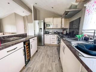 Stunning Lodge With Decking At Oaklands Holiday Park In Essex Ref 39017Rw - Clacton-on-Sea - 4