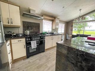 Stunning Lodge With Decking At Oaklands Holiday Park In Essex Ref 39017Rw - Clacton-on-Sea - 2