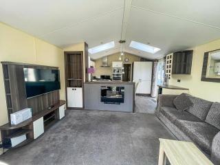 Beautiful 6 Berth Caravan With Decking At Broadland Sands Ref 20009Sv - Hopton on Sea - 6