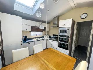 Beautiful 6 Berth Caravan With Decking At Broadland Sands Ref 20009Sv - Hopton on Sea - 1