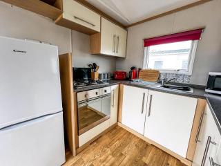 Superb 6 Berth Caravan With Decking At Seawick Holiday Park, Essex Ref 27009Mv - Clacton-on-Sea - 5