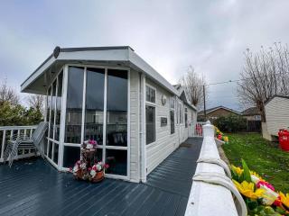 Great 6 Berth Spacious Caravan With Large Outdoor Space Ref 50056L - Great Yarmouth - 5
