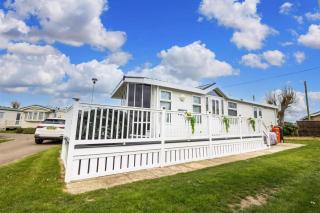 Great 6 Berth Spacious Caravan With Large Outdoor Space Ref 50056L - Great Yarmouth - 0