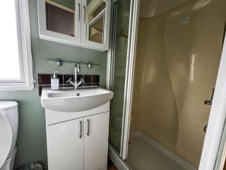 Great 6 Berth Spacious Caravan With Large Outdoor Space Ref 50056L - Great Yarmouth - 2