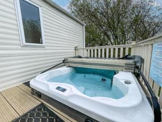 Stunning Caravan With Large Decking Area And Its Very Own Hot Tub, Ref 95025Sw - Tattershall - 1