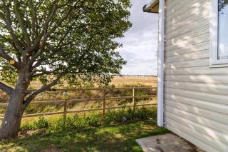 6 Berth Caravan For Hire At Seawick Holiday Park By The Beach Ref 27011Hv - Clacton-on-Sea - 4