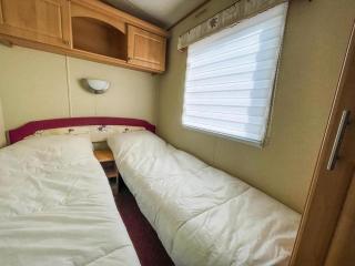 Wonderful 8 Berth Caravan At Seawick Holiday Park In Clacton-On-Sea Ref 27077R - Clacton-on-Sea - 2