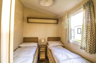 Caravan With Decking At Highfield Grange In Essex Ref 26452Ba - Clacton-on-Sea - 2