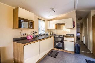 Caravan With Decking At Highfield Grange In Essex Ref 26452Ba - Clacton-on-Sea - 0