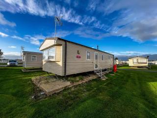Great 8 Berth Caravan For Hire At St Osyth Beach In Essex Ref 28123Gc - Clacton-on-Sea - 0