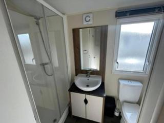 Caravan With Large Decking At Coopers Beach Holiday Park Ref 49012Sv - East Mersea - 5