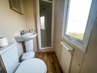 Superb Caravan With Free Wifi At Seawick Holiday Park Ref 27022S - Clacton-on-Sea - 3
