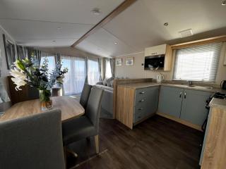 6 Berth Caravan With Stunning Sea Views And Decking To Relax On, Ref 32048Az - Lowestoft - 9