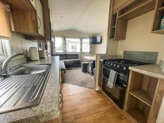 Lovely 6 Berth Caravan At Seawick Holiday Park In Essex Ref 27008S - Clacton-on-Sea - 4