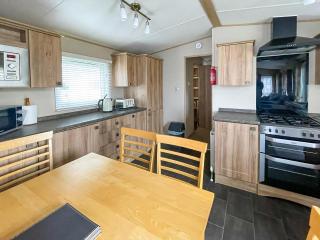 Beautiful 6 Berth Caravan With Decking At Valley Farm Holiday Park Ref 46736V - Great Clacton - 1