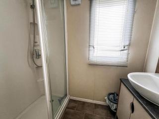 Beautiful 8 Berth Caravan At Valley Farm Holiday Park, Essex Ref 46362V - Great Clacton - 4