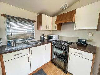 Cosy 8 Berth Caravan In Essex, Located On Seawick Holiday Park Ref 27830Sw - Clacton-on-Sea - 5