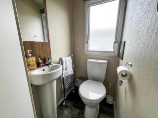 Lovely Caravan With Decking On California Cliffs Holiday Park Ref 50045C - Great Yarmouth - 8
