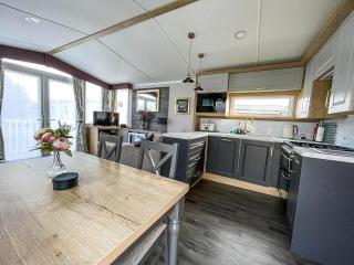 Beautiful Caravan With Decking At Naze Marine Park, Sleeps 8 Ref 17341Br - Walton-on-the-Naze - 2