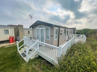 Beautiful Caravan With Decking At Naze Marine Park, Sleeps 8 Ref 17341Br - Walton-on-the-Naze - 0