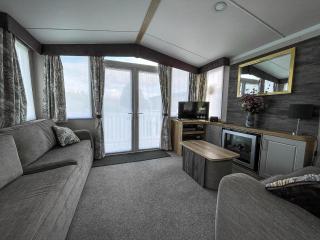 Beautiful Caravan With Decking At Naze Marine Park, Sleeps 8 Ref 17341Br - Walton-on-the-Naze - 1
