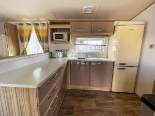 Stunning 6 Berth Caravan With Decking At Cherry Tree Park In Norfolk Ref 70802C - Great Yarmouth - 5