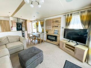 Stunning 6 Berth Caravan With Decking At Cherry Tree Park In Norfolk Ref 70802C - Great Yarmouth - 4