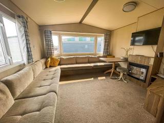 Superb Caravan With Free Wifi At Seawick Holiday Park Ref 27922Sw - Clacton-on-Sea - 4