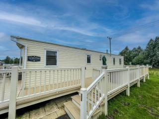 Great Caravan With Large Decking Area And Private Hot Tub, Ref 95016Sw - 7