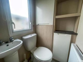 Lovely 6 Berth Caravan With Decking Nearby Pakefield Beach Ref 68006Cl - Lowestoft - 1