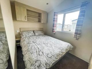 Lovely 6 Berth Caravan At Seawick Holiday Park In Essex Ref 27008S - Clacton-on-Sea - 3