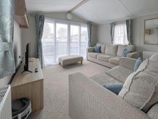 Modern 8 Berth Caravan With Decking At Naze Marine Park, Essex Ref 17145P - Walton-on-the-Naze - 1