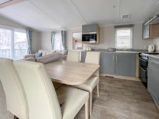 Modern 8 Berth Caravan With Decking At Naze Marine Park, Essex Ref 17145P - Walton-on-the-Naze - 1