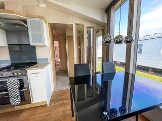 Lovely 6 Berth Caravan With Decking At California Cliffs In Scratby Ref 50048L - Great Yarmouth - 2