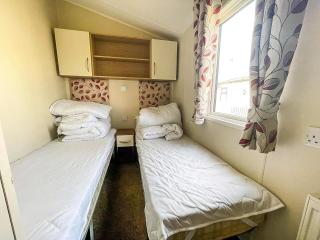 Caravan With Decking And Free Wifi At Seawick Holiday Park Ref 27214Sw - Clacton-on-Sea - 1